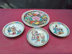 4 Chinese items ( A lovely Chinese plate with mark to base W.18 Cm. and 3 Chinese dishes with marks to base W.10 Cm.)  