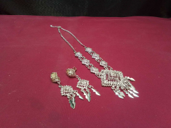 A Nice Sliver Plated Diamond Necklace with Earrings. 