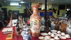 A large damage a/f hand painted oriental vase This vase still make a good interior design piece. W.28 H.93 Cm.