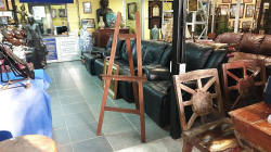 A mahogany adjustable easel. Also would make a good picture display. W.61 H.148 Cm.