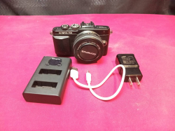 Olympus PEN Lite E-PL7 Mirrorless Camera (Used – As Is) Olympus PEN Lite E-PL7 camera body
Includes Olympus M.Zuiko Digital 14–42mm lens Comes with dual battery charger + batteries (as shown)
Condition: Camera powers on and functions
Cosmetic condition