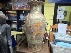 Early- mid 20th century 
A very beautiful hand painted oriental Satsuma vase  a/f repair to the rim. W.29 H.90 Cm.