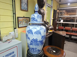 A large beautiful oriental Chinese hand painted blue and white porcelain vase and vover