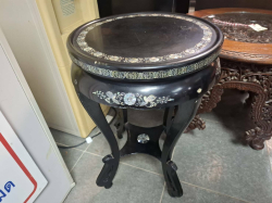 Oriental Chinese wood and lacquer stand with mother of pearl inlay  Sold the seen. W.33 H.60 Cm.