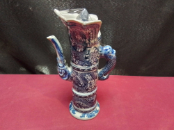 A very high quality Chinese blue and white lidded jug decorated with dragons with a 4 character mark to base. W.13 H.20 Cm.
