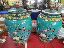 A beautiful large pair Chinese famille verte  porcelain vase and cover,hand decorated in enamel decoration with Chinese seal mark to base
In good condition. W.40 H.60 Cm.