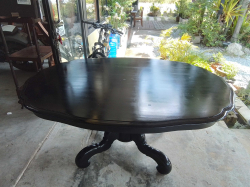 A black mahogany Chippendale style dining table featuring a scalloped edge and a pedestal base.W.110 L.150 H.70 Cm.