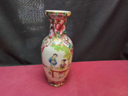 A lovely Chinese Famile rose vase  with very good mark to base.W.10 H.26 Cm.
