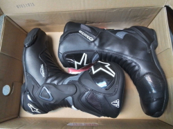 A new pair of 43 size triumph motorcycle boots.
