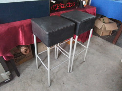 2 Bar Stools. W.30 H.75 Cm.