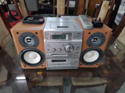 SONY Hi Fi with Speakers & remote (sale as seen)