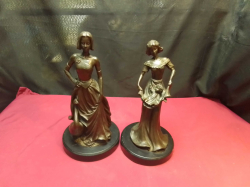 2 Heavy Lady Figures on Round Base. H.35 W.17 Cm.