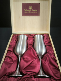Royal Selangor hand finished sovereign collection pewter wine goblet in nice presentation box W.19.5 L.22 H.9 Cm.