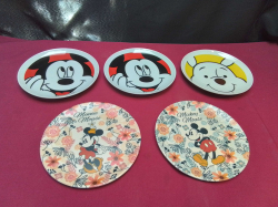 2 Ceramic Disney mickey mouse plates, 1 ceramic Disney Winnie the pooh plate, 2 Melamine Disney mickey mouse plates. W.16 Cm. (5 pieces)