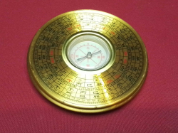 Chinese gold compass. W.8 Cm. 