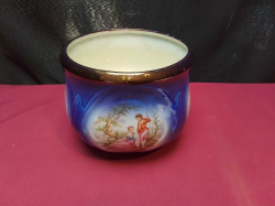 Blue Victorian style Staffordshire Jardinière . H.14 cm.W.15cm.