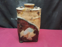 A Earth Fiber Ceramic Jar Maybe Ken Rodger with Lid.
W.16 H.31 Cm.