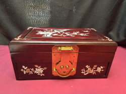 Mother of Pearl Asian Lacquer Wooden  Bird Jewelry Case Trinket. W.17 L.30 H.14 Cm. 