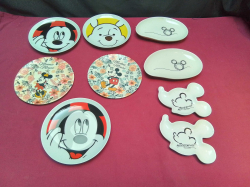 2 Ceramic Disney mickey mouse plates, 1 ceramic Disney Winnie the pooh plate, 2 Melamine Disney mickey mouse plates. W.16 Cm. And 4 Mickey mouse plates Disney  (9 pieces)