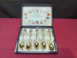 Royal Worcester England box of spoons 16x20 Cm.