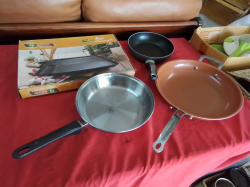 3 Pans and  1 Kitchen Grill