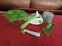 3 in 1 Manual Kitchen Processor Set Typically used for Kneadind Dough, grating Vegetables,and Slicing.