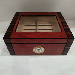 A humidor black red brown matte lid with glass insert W.22 L.26 H.11 Cm
