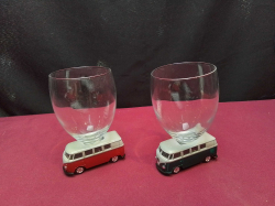 A pair of wine glasses with vans base . L.7 H.11 Cm.