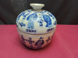 A blue and white porcelain covered bowl with figural decoration. W.16 H.17 Cm.