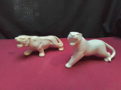 2 White porcelain tigers figures.
Small L.20 H.9 Cm. 
Large L.22 H.13 Cm.