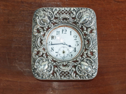  An antique Henry Matthews solid sterling silver easel case & Goliath pocket. W.11 L.12 H.3 Cm. 