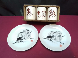 2 Collectable Japanese plates marked showing black rats. W.16 Cm. and A Chinese boxed of 3 ceramic cups showing Black horses. H.8 Cm.