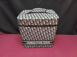 A high quality ladies makeup box bag. D.8 L.24 H.26 Cm.