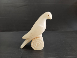  A rustic folk art white marble carved Pigeon sculpture. H.13 Cm.