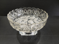 A heavy cut glass fruit bowl. W.20 H.7 Cm.