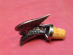 A vintage Eagle wine stopper. W.6 H.7 Cm. 
