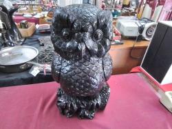 A very large and heavy resin carved owl Statue. W.27 H.50 Cm.