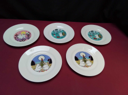 5 Highly collectable Moomins plates. W.18 Cm.