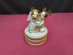 Mickey / Minnie mouse wedding figure. W.9 H.11 Cm.
