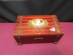 A vintage English music jewelry box with equipment. W.15 L.25 H.12 Cm.