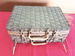 a vintage wicker suitcase or picnic hamper, likely from the 1960s or earlier. W.25 L.37 H.14 Cm.