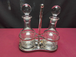 1x Silver Plated Oil and Vinegar Cruet. W.17 H.17 Cm.