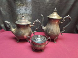 A Silver Plated Tea Coffee Set.
Large L.24 H.28 Cm. 1 lid A/F