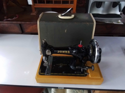 Vintage Sewing Machine. 
W.22 H.29 L.43 Cm.