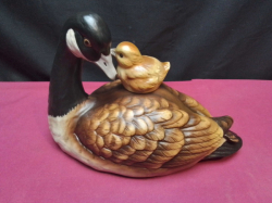 A Lovely vintage hand painted Canada Goose & Gosling porcelain suntory whiskey decanter 9x7 inches lovely condition.