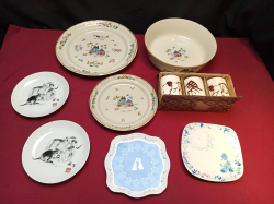 7 Collection Plates and 3 ceramic cups showing Black horses. H.8 Cm.