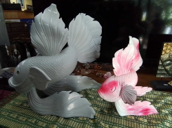2 Lovely Wooden Fish Sculptures.
Small pink L.42 H.37 Cm.
Large white L.67 H.55 Cm.