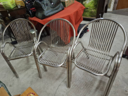 3 Metal chairs no cushtions