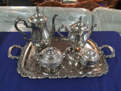 A Silver Plated Tea Coffee Set.
Large L.24 H.28 Cm. 1 lid A/F and A Vintage WM Rogers &Son Silver Plated serving Tray featuring an ornate, Etched design and two handles. W.34 L.62 H.5 Cm.