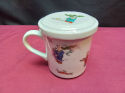 A handpainted chinese lidded cup. H.9 Cm.